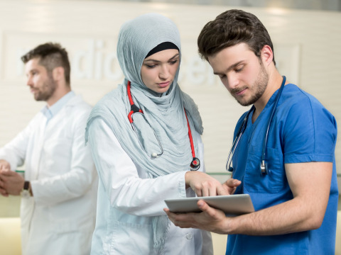 أمل المجتهدة التي حققت معدل 98.9% وتسعى لتحقيق حلمها الجامعي بجد وإجتهاد لتصبح ساعة دراستها مجانية