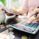 ساعد حلا على مواصلة دراسة المحاسبة وبناء مستقبل أفضل لها ولوالدتها