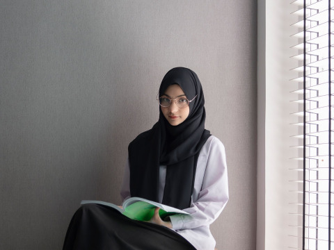 سارة تتحدى الظروف كطالبة توجيهي أدبي بعد وفاة والدها، وأمها تكافح لتأمين احتياجات تعليمها وأشقائها الخمسة