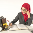 سارة على بُعد خطوة من التخرج وإستلام شهادتها في تخصص القانون