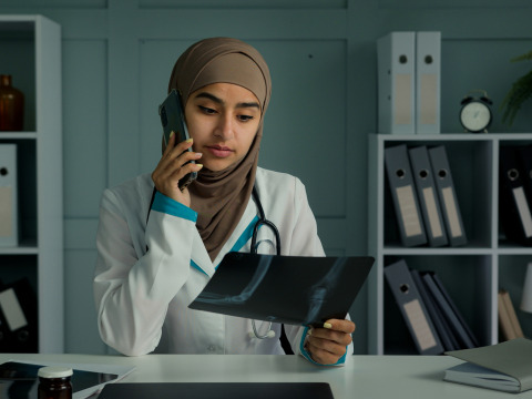 بمعدل امتياز وإصرار لا ينكسر أمل تواصل طريقها نحو شهادة التمريض