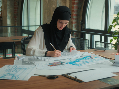ساعد هدى في تحقيق حلمها بدراسة هندسة العمارة الإسلامية والتصميم الداخلي