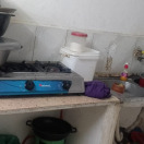 حنان، 58 عامًا، ترعى أحفادها الأربعة وتعتمد على المساعدات لتأمين طعامهم رغم قلة الإمكانيات