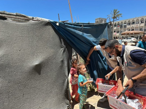 وجبات ساخنة في أراضي غزة
