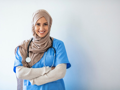 منذ الطفولة وتسنيم ترى نفسها ممرضة.. تحقق الحلم الآن وأصبح حقيقة بعد أن سجلت في الجامعة