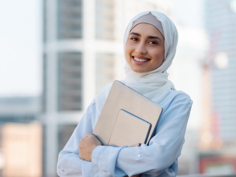 بدعمكم تواصل بتول دراسة التربية الخاصة وتقترب خطوة جديدة من التخرج