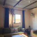 منى تعيش في وسط ظروف قاسية في بيت مغطى بالزينكو يفتقر للماء والكهرباء ويتأثر بعوامل الطقس