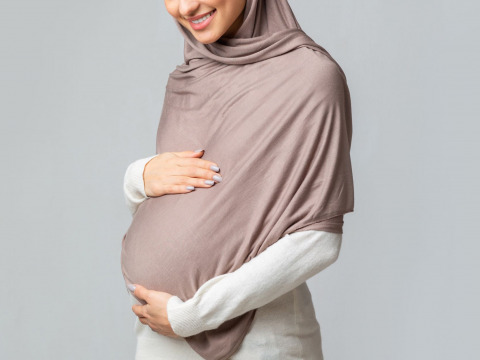 مريم 36 سنة، تواجه صعوبات مالية بعد انفصالها عن زوجها وهي حامل بشهرها السابع، وتحتاج لمصاريف الولادة و كل المستلزمات لطفلتها