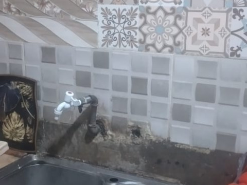 من خلال دخلها البسيط لا تستطيع حمده أن توفر مستلزمات أساسية لبيتها ولا أيضاً تكملة بناءه