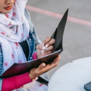 تسعى أنوار في الحصول على شهادة البكالوريوس لتتيح لها الفرصة للعمل وتحسن من وضع أسرتها