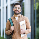 محمود يعود إلى الدراسة بعد سنوات من الانقطاع، يتفوّق في الجامعة ويحقق 92.3% ويُدرج اسمه على لوحة الشرف