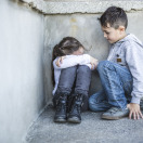 بعد وفاة زوجها المفاجئة بانفجار في الرئة، نجوم تكافح لإعالة أطفالها الأربعة الأيتام وتأمين حياة كريمة لهم