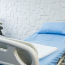 ساعد المرضى المصابين بأمراض مزمنة ومستعصية بتوفير سرير طبي كهربائي ومولد اكسجين 