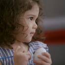 ساعد ألما في الحصول على جلسات العلاج المكثفة لتتمكن من التطور الحركي واللغوي وتواكب عمرها الزمني قبل سن السادسة