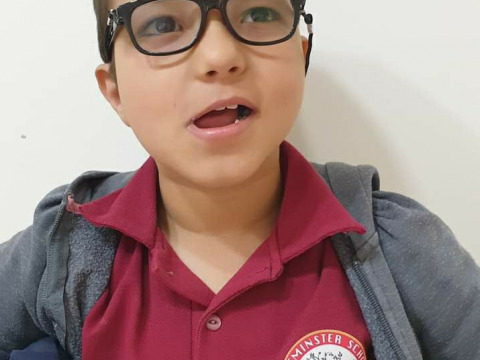 يعاني حمزة وعائلته بالأكمل من مشاكل صحية، بإمكانكم مساعدته في إدارة أعراض التوحد، ليعيش حياة أفضل