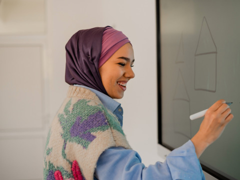 بعد بيع أغراضها لتسجيل آخر 15 ساعة، لانا بحاجة لدعمكم لتسديد القسط الجامعي والتخرج في تخصص معلم صف