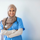 منذ الطفولة وتسنيم ترى نفسها ممرضة.. تحقق الحلم الآن وأصبح حقيقة بعد أن سجلت في الجامعة