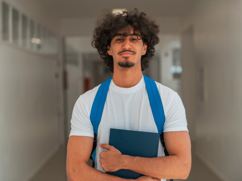 بدعمكم يستطيع حسن مواصلة دراسة الجامعية والاقتراب خطوة من حلم التخرج