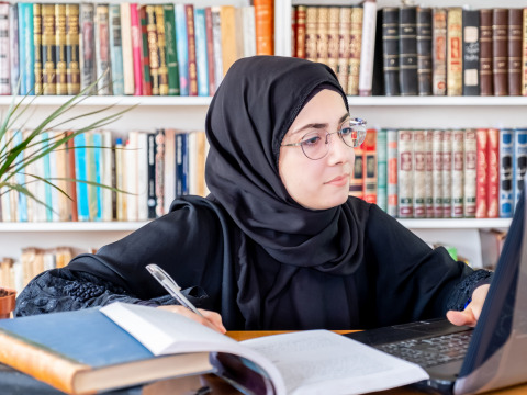آية طالبة توجيهي متفوقة من الطفيلة تحتاج إلى بطاقات لمادتي الإنجليزي والرياضيات