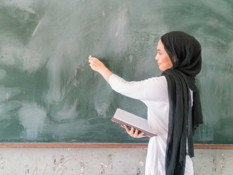 بمساعدتكم لأماني في الحملة الثانية تستمر في رحلتها التعليمية لتحقيق حلمها بأن تصبح معلمة