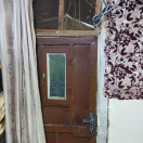 منى أم أرملة في الستين من عمرها تواجه برد الشتاء في بيت متصدع، تحتاج دعمكم لنعيد لبيتها الأمان