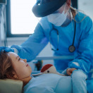 كُن عونًا لنظيره في مساعدها بإجراء عملية إستئصال الورم على جلدة رأسها