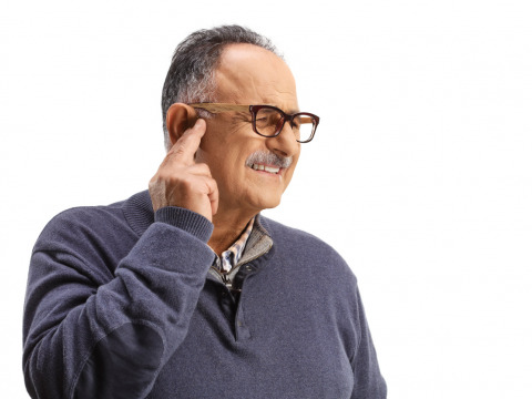 بسام 63 عامًا يحتاج إلى سماعتين ليستعيد تواصله مع من حوله
