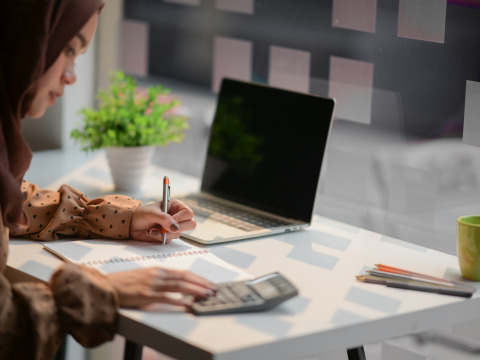 After a year long break due to financial hardship, Oroub returns to her studies in accounting with stronger determination