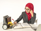 سارة على بُعد خطوة من التخرج وإستلام شهادتها في تخصص القانون
